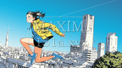 嬉しくて楽しくて飛び跳ねている若い女性