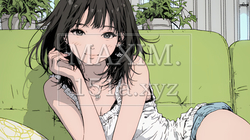 ソファーでくつろいでいる若い女性