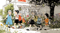 集団で登校中の幼い子供たち
