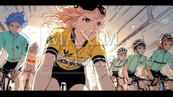 自転車ロードレースに出場している若い女性