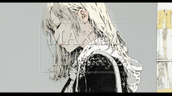 雨の中を傘をささずに歩く若い女性