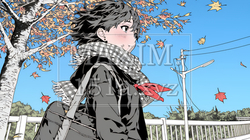 紅葉の道を通学する女子高生