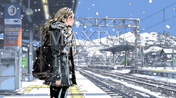 雪の降るホームで電車待ちをしている若い女性