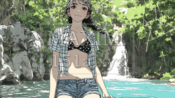 山原の森の滝の前にいるビキニ姿の若い女性