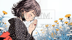 手を合わせてお祈りをしている和服姿の若い女性