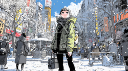 雪の積もる冬の都会を散策している若生女性