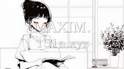 ソファでクッションを抱えてくつろぐ若い女性（シンプルな色使い） | 2401476-16791