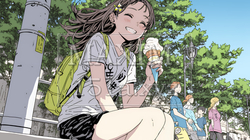 夏空の下でソフトクリーム（コーンに乗ったアイスクリーム）をたべる若い女性｜290019-9950