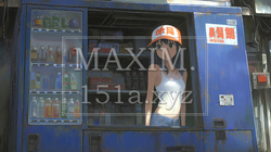 夏休みのバイトで飲料販売している女の子