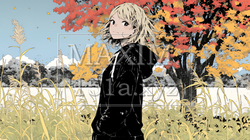 紅葉の秋の公園を歩く若い女性