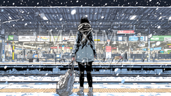雪の降るホームで電車待ちをしている若い女性 | 2624470-7298