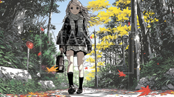 紅葉の小径を歩く若い女性
