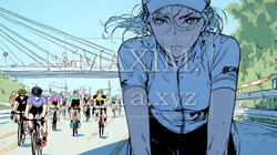 自転車ロードレースに出場している若い女性