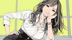 得意げな表情を浮かべている若い女性