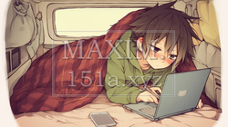 カプセルホテルの中でPCで仕事中の若者