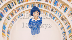 図書館：本に囲まれた若い女性