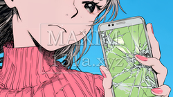 画面が激しく割れているスマートフォンを手にしているいる若い女性 | 3377646-8485