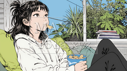 ポテトチップスをつまみながら、ひとりでビデオを観る若い女性 | 3457671-15887