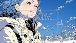 雪の積もる田舎道を歩いている若い女性