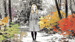 紅葉の公園を散歩している若い女性