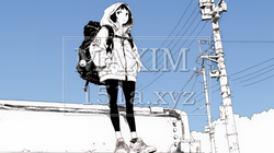 若い女性が佇む都市の街角（シンプルな色使い）｜3784287-10080