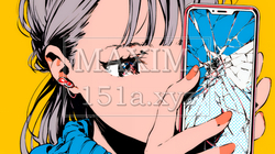 画面が激しく割れているスマートフォンを手にしているいる若い女性 | 3698093-8480