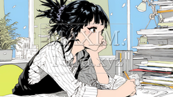 山積みの資料を基に企画を練っている若い女性