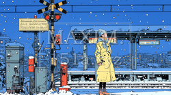 雪の降るホームで電車待ちをしている若い女性