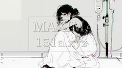 病院のベッドに腰掛けて気落ちしている女性（シンプルな色使い）｜4014311-10983