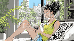 リビングで紅茶を飲んでいる女性