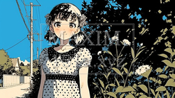 晴天の夏の日、近所を散歩している少女
