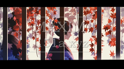 格子窓から眺めた秋の紅葉と若い女性