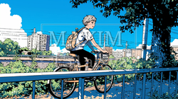 青空の下、自転車に乗る若い男性