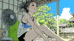暑い夏の昼下がり、扇風機にあたって涼んでいる若い女性