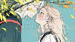 秋の紅葉の下でキスをしている若い恋人たち