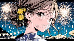 打ち上げ花火を見ている浴衣を着た若い女性 | 4401552-9335