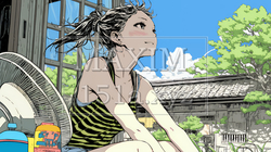 暑い夏の昼下がり、扇風機にあたって涼んでいる若い女性 | 4774680-10733