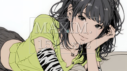 頬杖をついて微笑んでいる若い女性 | 4839372-9638