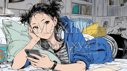 ベッドに横になってスマートフォンをいじくっている若い女性 | 4853478-7253