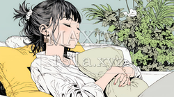 ソファでクッションを抱えてくつろぐ若い女性 | 5142058-16746