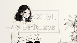 ソファでクッションを抱えてくつろぐ若い女性（シンプルな色使い） | 5239488-16792
