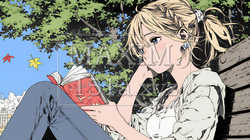 読書の秋：紅葉の木の下で本を読んでいる若い女性｜