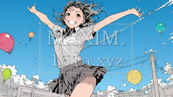 嬉しさのあまり飛び跳ねる制服姿の女子高生