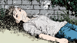 心地よさそうに地面に身を横たえる若い女性