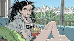 ポテトチップスをつまみながら、ひとりでビデオを観る若い女性 | 5460482-15884