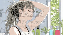 朝支度：洗面所で髪をまとめている若い女性 | 5473171-15545
