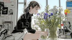 おもてなし（優しい心遣い）：来客のために花瓶に花を生ける若い女性 | 574582-15333