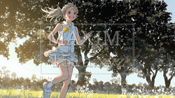 喜びにあふれ、軽やかにスキップする若い女性 | 5924582-17004