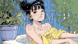 温泉に浸かっている若い女性