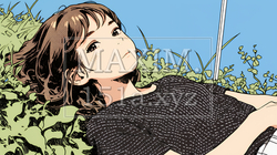 心地よさそうに地面に身を横たえる若い女性 | 6072331-15436